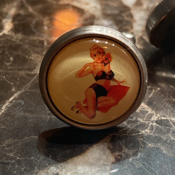 Pin up girl cufflinks - Picture 4 of 4